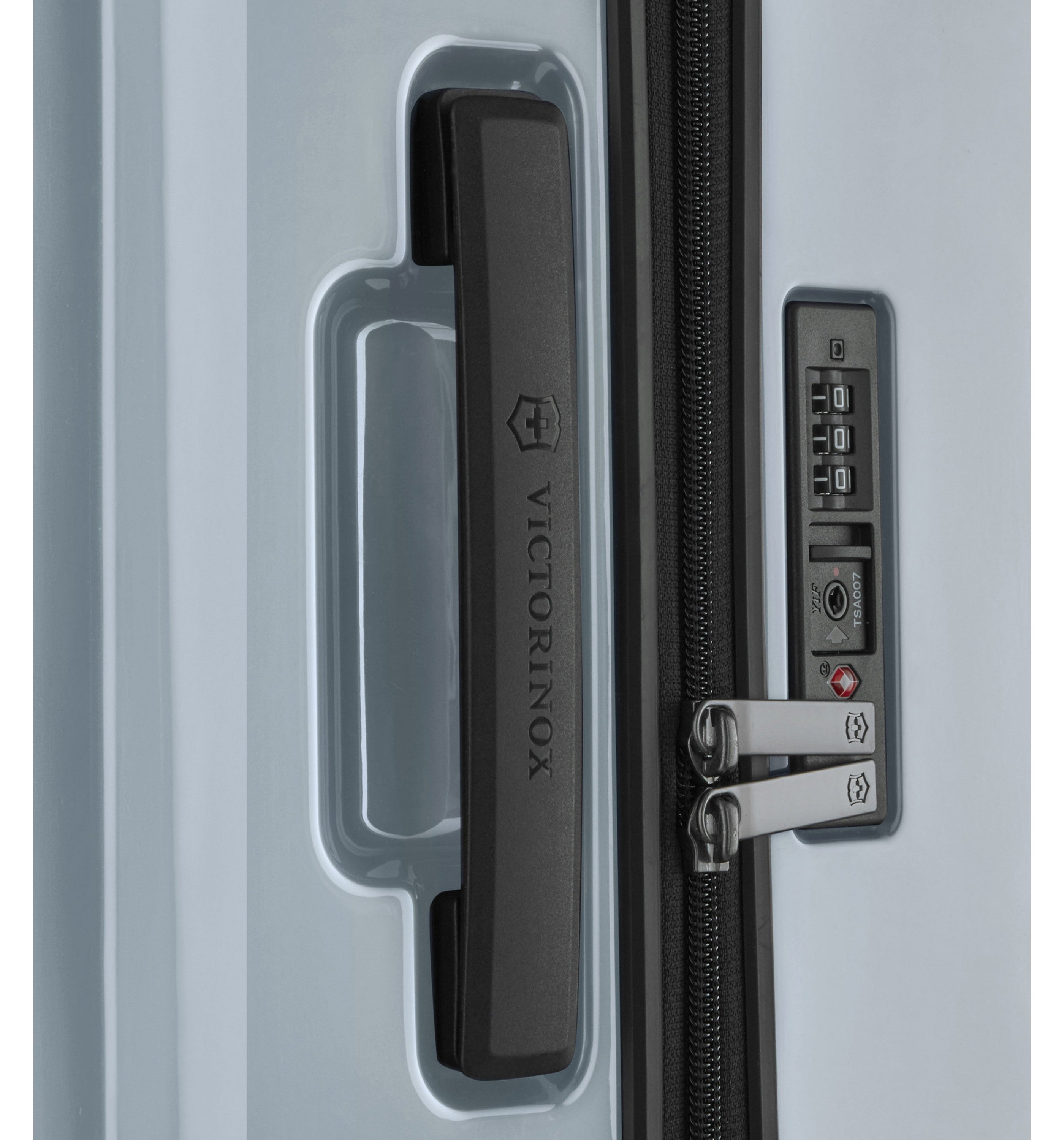 VICTORINOXAIROX MEDIUM HARDSIDE CASE LT BLUE 69 CM