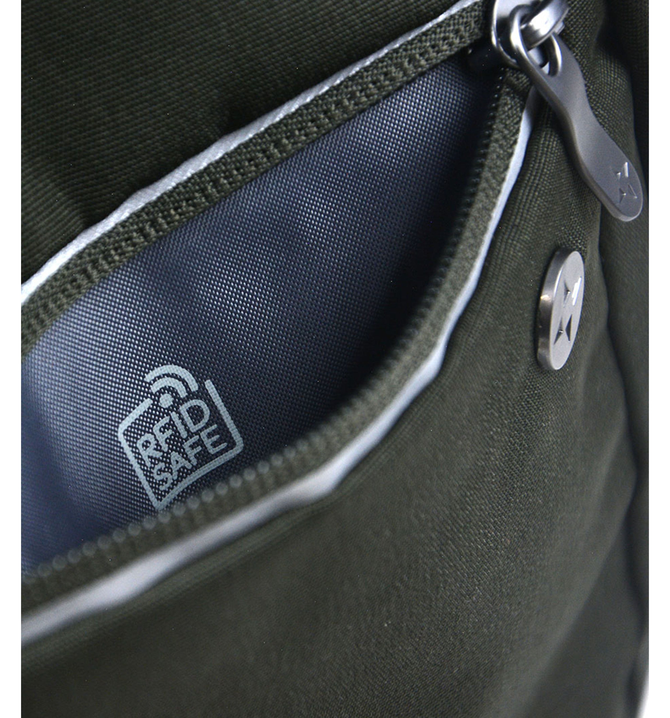 WORLD TRAVELLERTOKYO (Vertical) Nori Green
