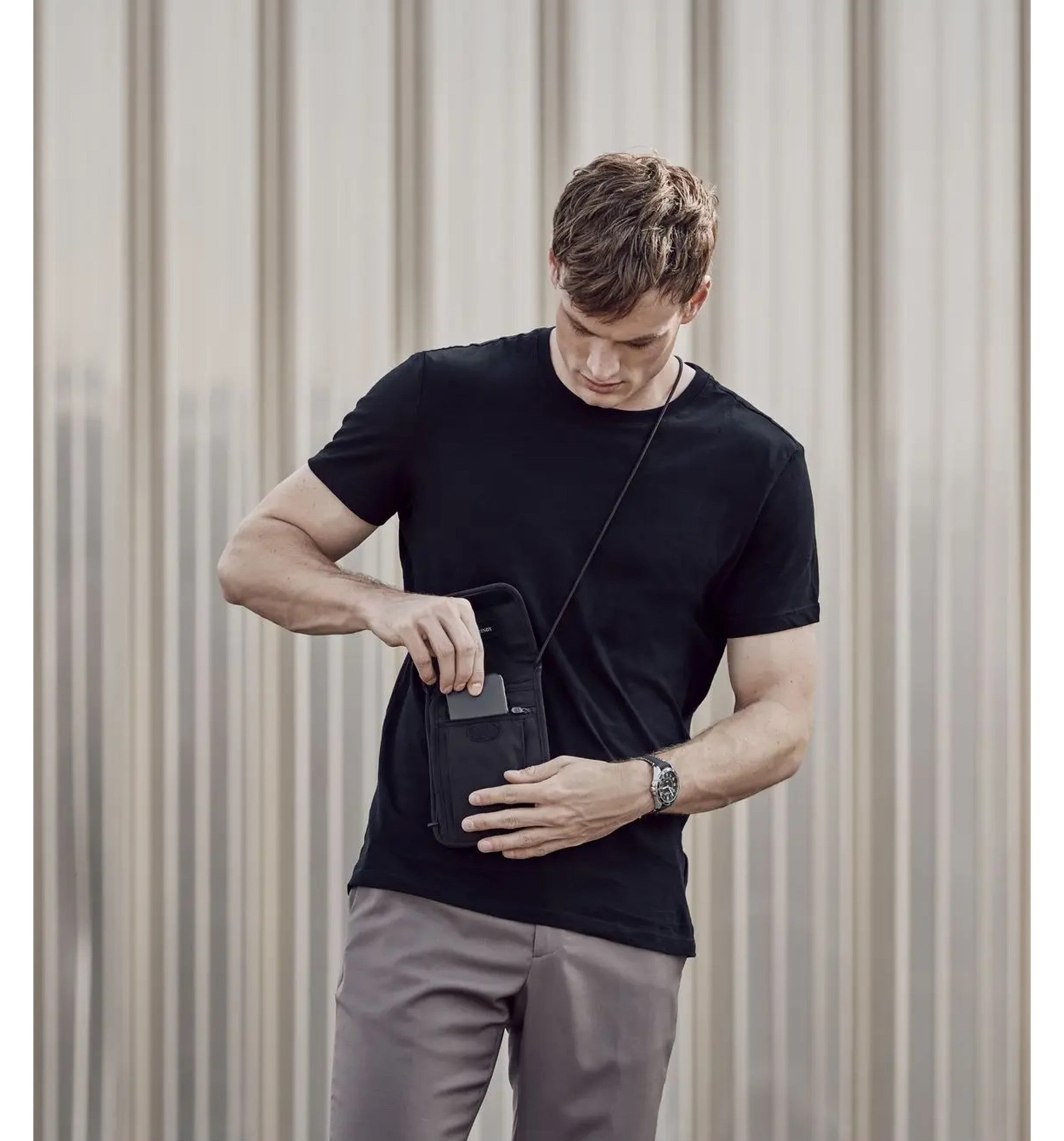 VICTORINOXDeluxe Security Pouch with RIFD Protection