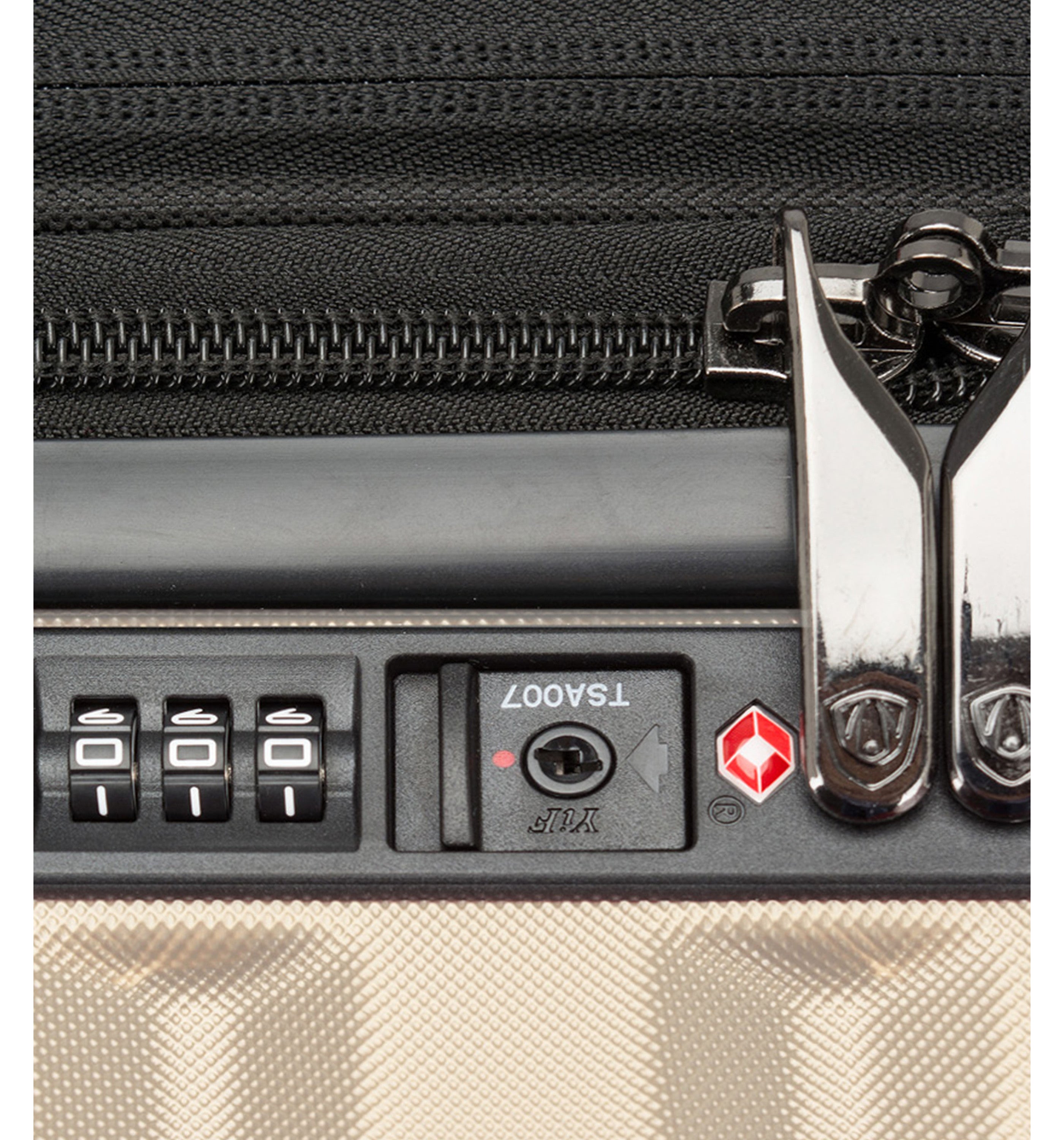 TRAVELERS CHOICETraveler's Choice Whitehorse Metallic Khaki 26in (M) Luggage