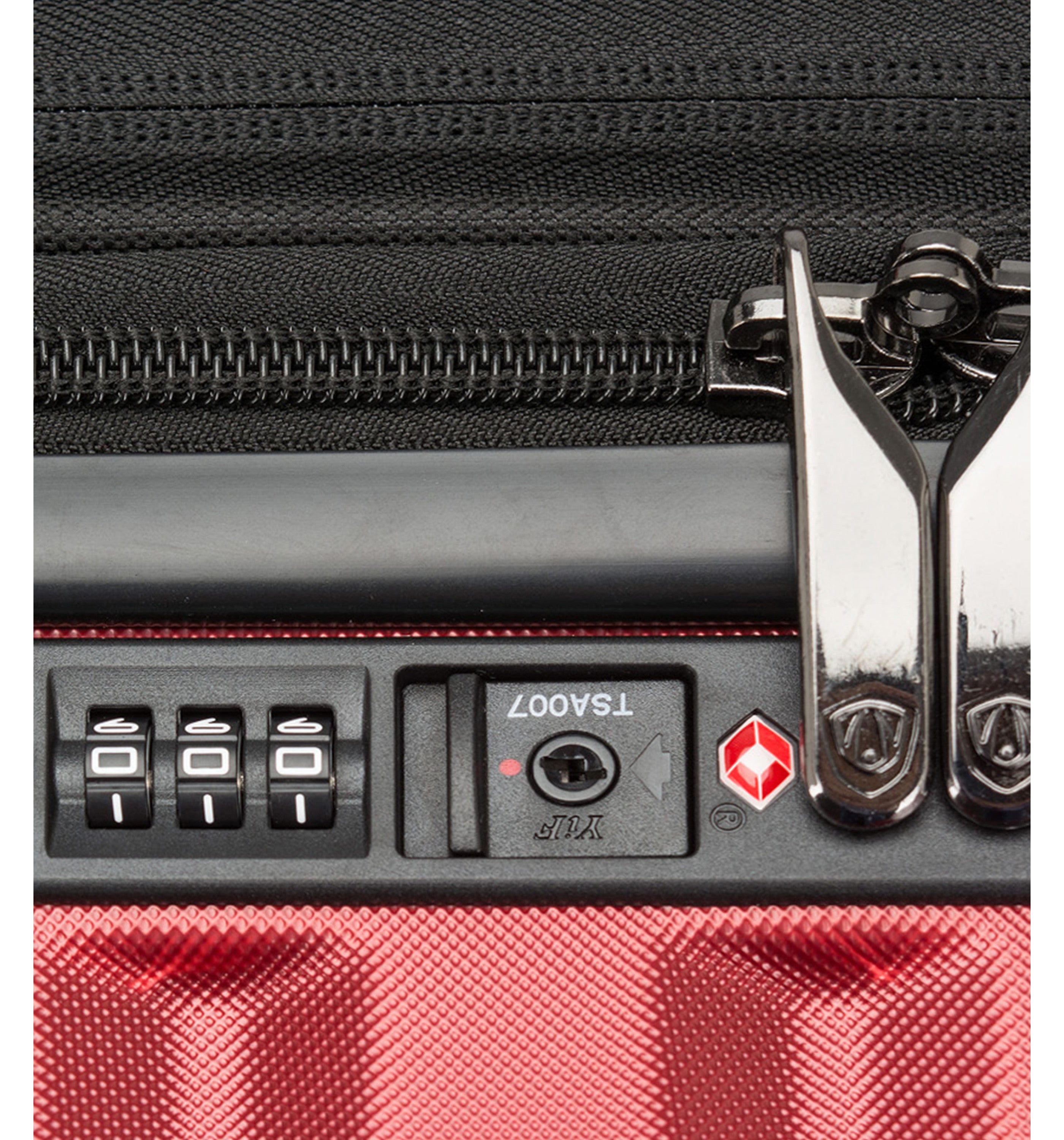 TRAVELERS CHOICETraveler's Choice Whitehorse Metallic Red 30in (L) Luggage